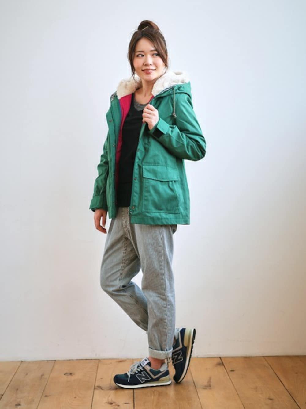 グリーン系のマウンテンパーカー、ホワイト系のベスト、その他のその他パンツを着用したレディースの冬コーディネートの1枚目の写真