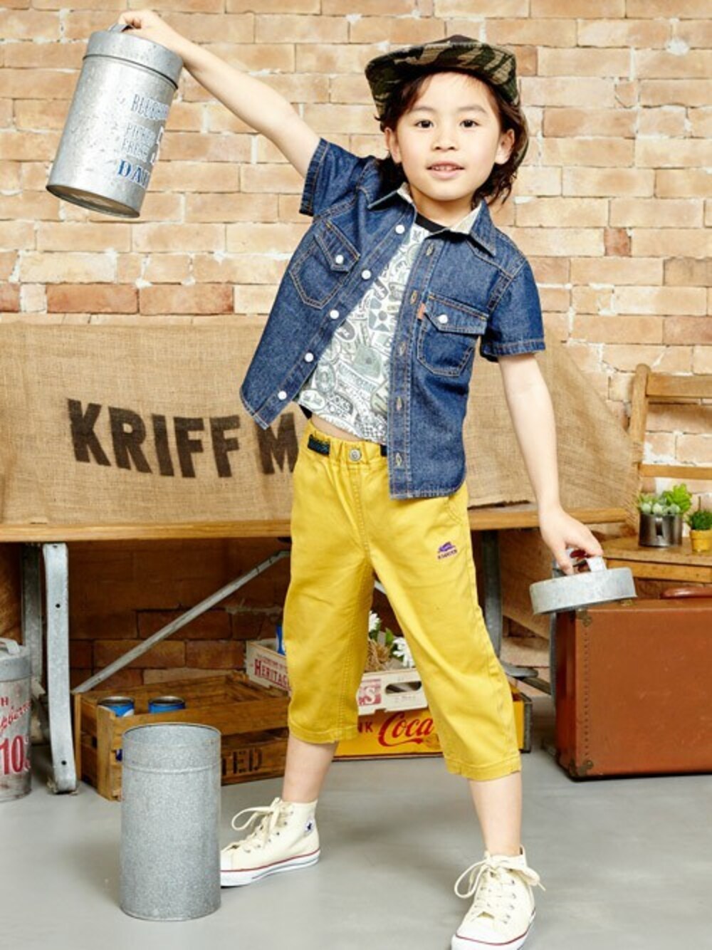 ブルー系のシャツ/ブラウス、ブラック系のTシャツ/カットソー、イエロー系のチノパンツを着用したキッズの春コーディネートの1枚目の写真