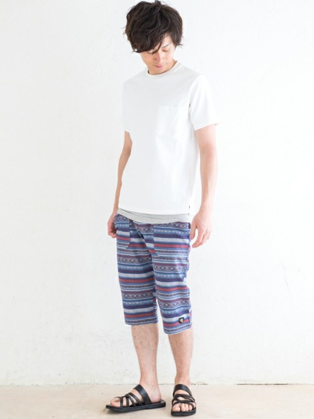 ホワイト系のTシャツ/カットソー、グレー系のタンクトップ、ブルー系のその他パンツを着用したメンズの夏コーディネートの1枚目の写真