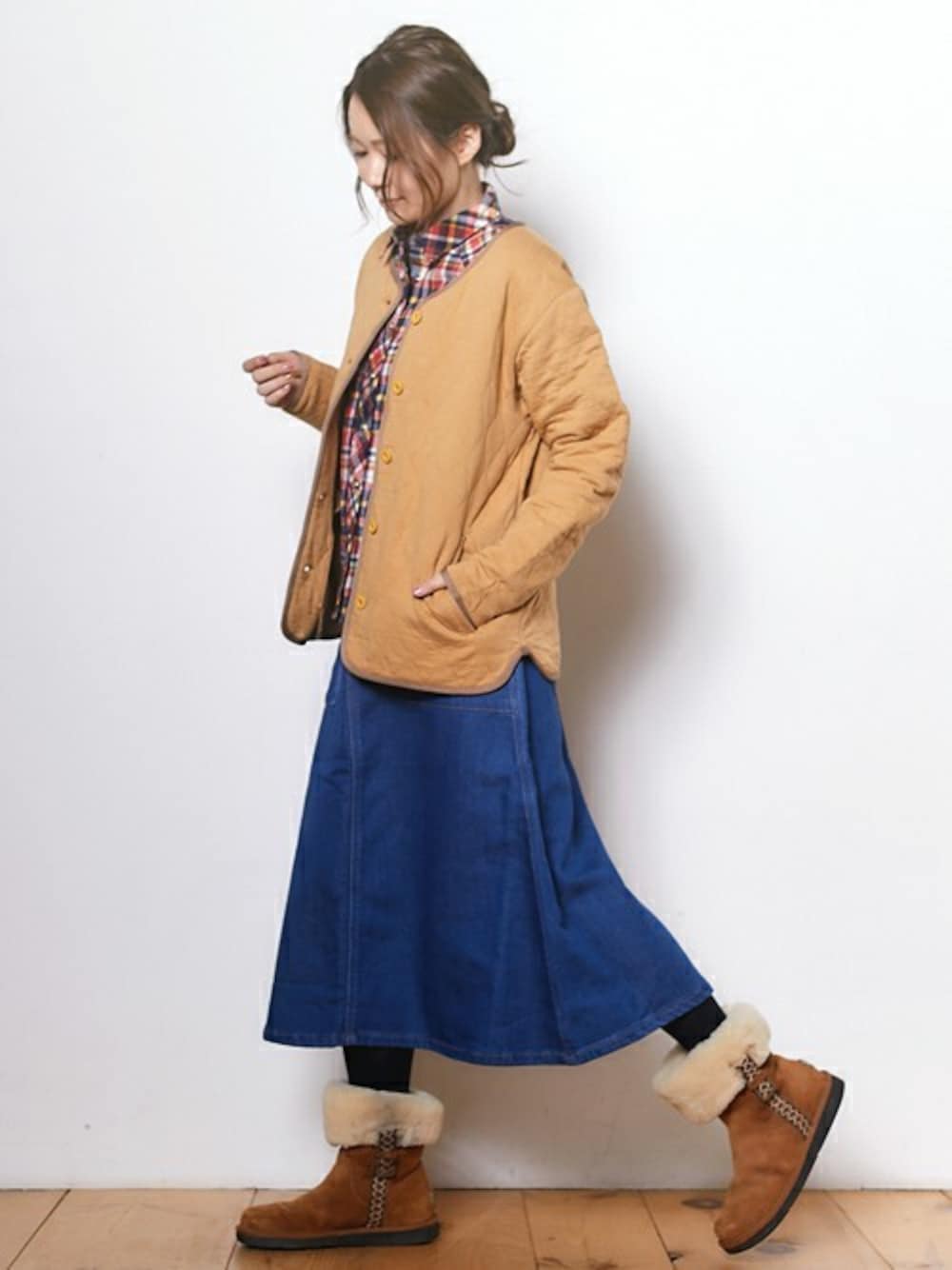 ベージュ系のノーカラージャケット、レッド系のシャツ/ブラウス、ブルー系のデニムスカートを着用したレディースの秋コーディネートの1枚目の写真
