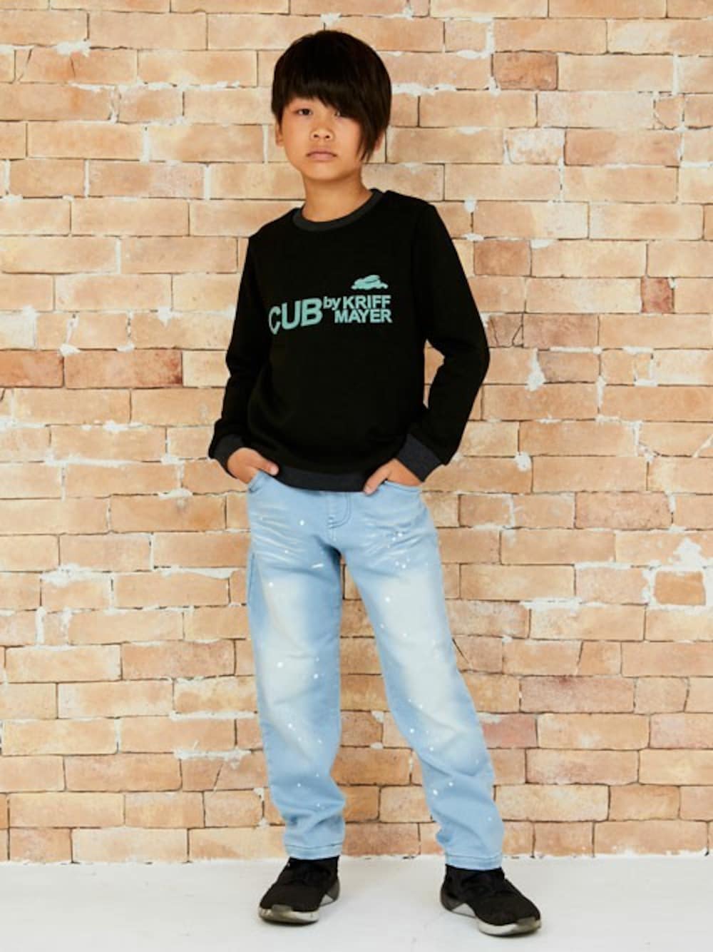 グレー系のスウェット、ブルー系のデニムパンツを着用したキッズの秋コーディネートの1枚目の写真