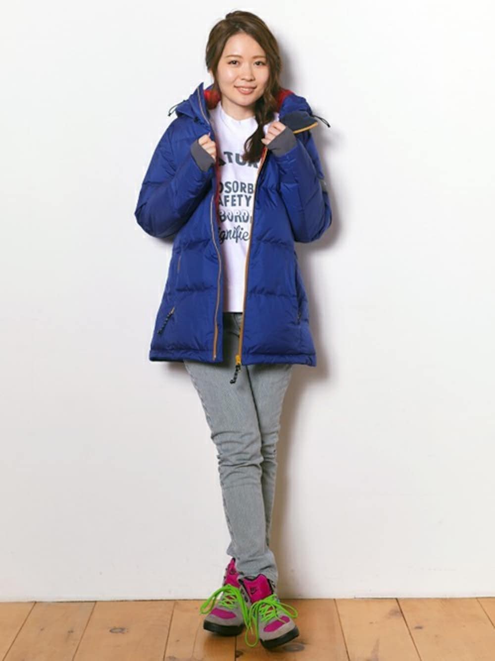 ブルー系のダウンジャケット/コート、ホワイト系のチュニック、その他のその他パンツを着用したレディースの冬コーディネートの1枚目の写真