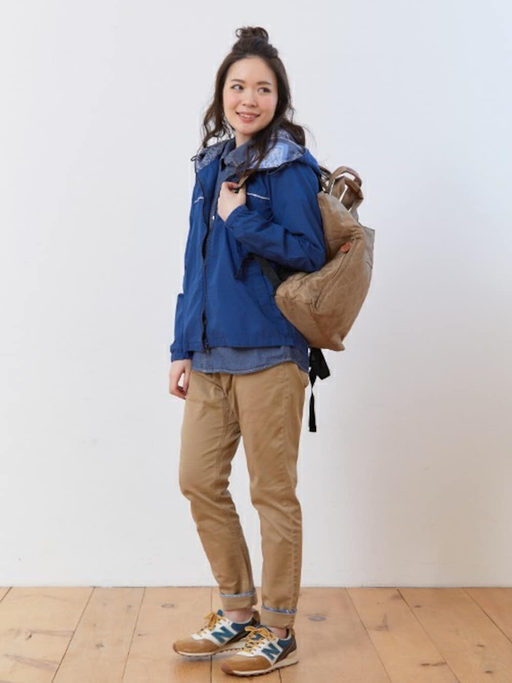 ブルー系のマウンテンパーカー、ブルー系のシャツ/ブラウス、ベージュ系のその他パンツを着用したレディースの春コーディネートの1枚目の写真