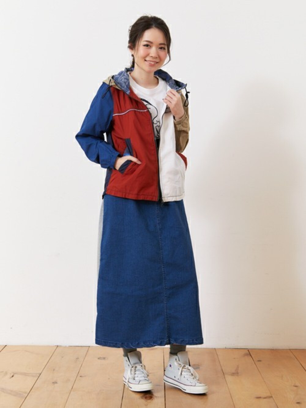 その他のマウンテンパーカー、ブルー系のスカート、ホワイト系のTシャツ/カットソーを着用したレディースの春コーディネートの1枚目の写真