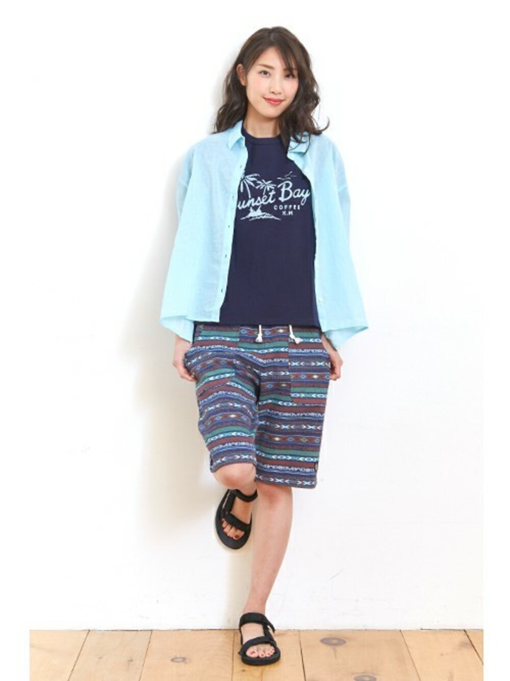 ブルー系のシャツ/ブラウス、グレー系のTシャツ/カットソー、ブルー系のその他パンツを着用したレディースの夏コーディネートの1枚目の写真