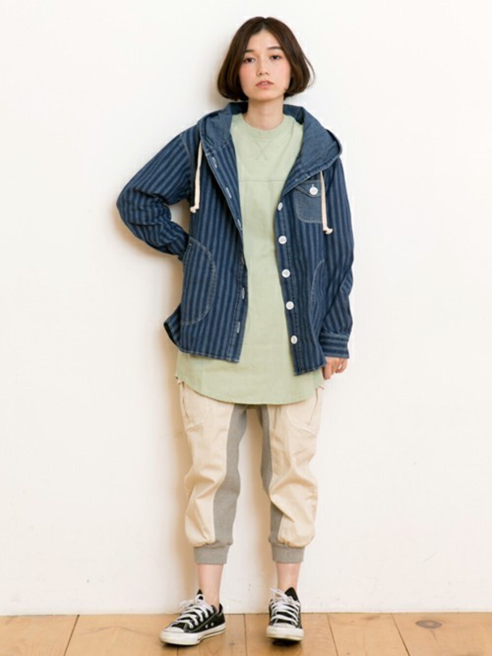 「コンバース、ストライプ、シャンブレー、ミントグリーン、クロップドパンツ、オフホワイト、春コーデ、ＧＷ、KRIFF MAYER、クリフメイヤー」｜「KRIFF MAYER Lady's Collectionのインディゴ 総柄 フ－ド ブルゾン（その他アウター、その他）」を使った、KRIFF MAYERさん（レディース・159cm）の春コーディネートの1枚目の写真