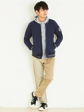 「プルオーバーパーカー」｜「アイテム（チノパンツ）」を使った、KRIFF MAYERさん（メンズ・180cm）の春コーディネート