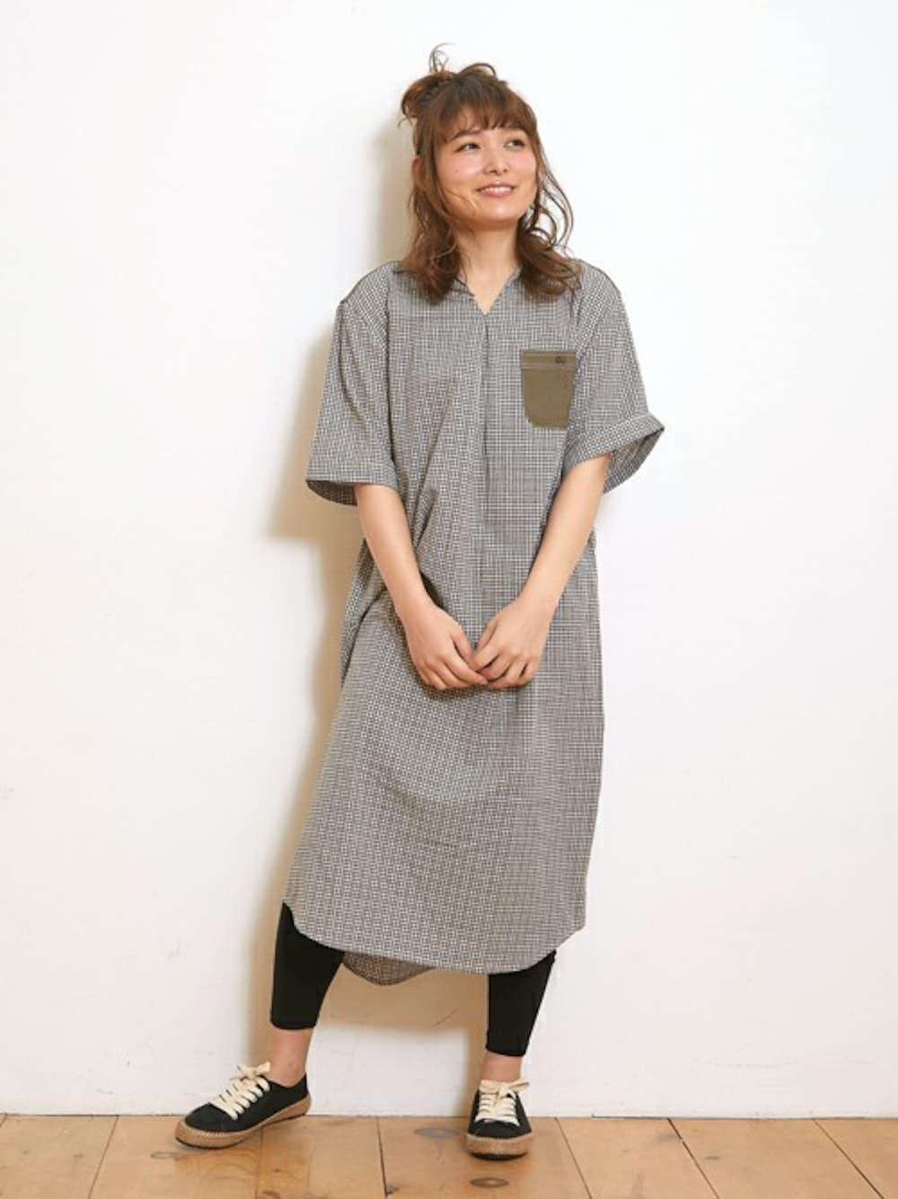 「ワンピース、夏休み、チェックシャツ、レギンス、ブラウン、シャツワンピ、emu、エスパドリーユ、KRIFF MAYER、クリフメイヤー」｜「KRIFF MAYER Lady's Collectionのチェック ワンピース（シャツワンピース、ホワイト系）」を使った、KRIFF MAYERさん（レディース・158cm）の夏コーディネートの1枚目の写真