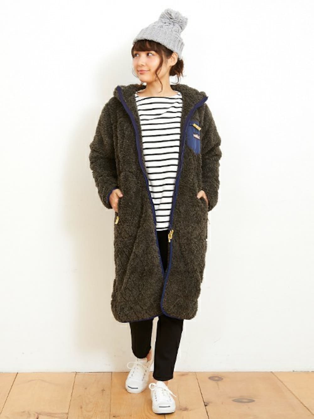 グリーン系のその他アウター、ホワイト系のTシャツ/カットソー、ブラック系のその他パンツを着用したレディースの秋コーディネートの1枚目の写真