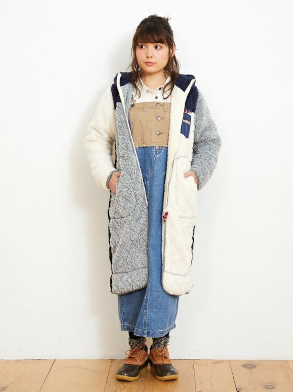 その他のその他アウター、ベージュ系のつなぎ/オールインワン、ホワイト系のシャツワンピースを着用したレディースの冬コーディネートの1枚目の写真