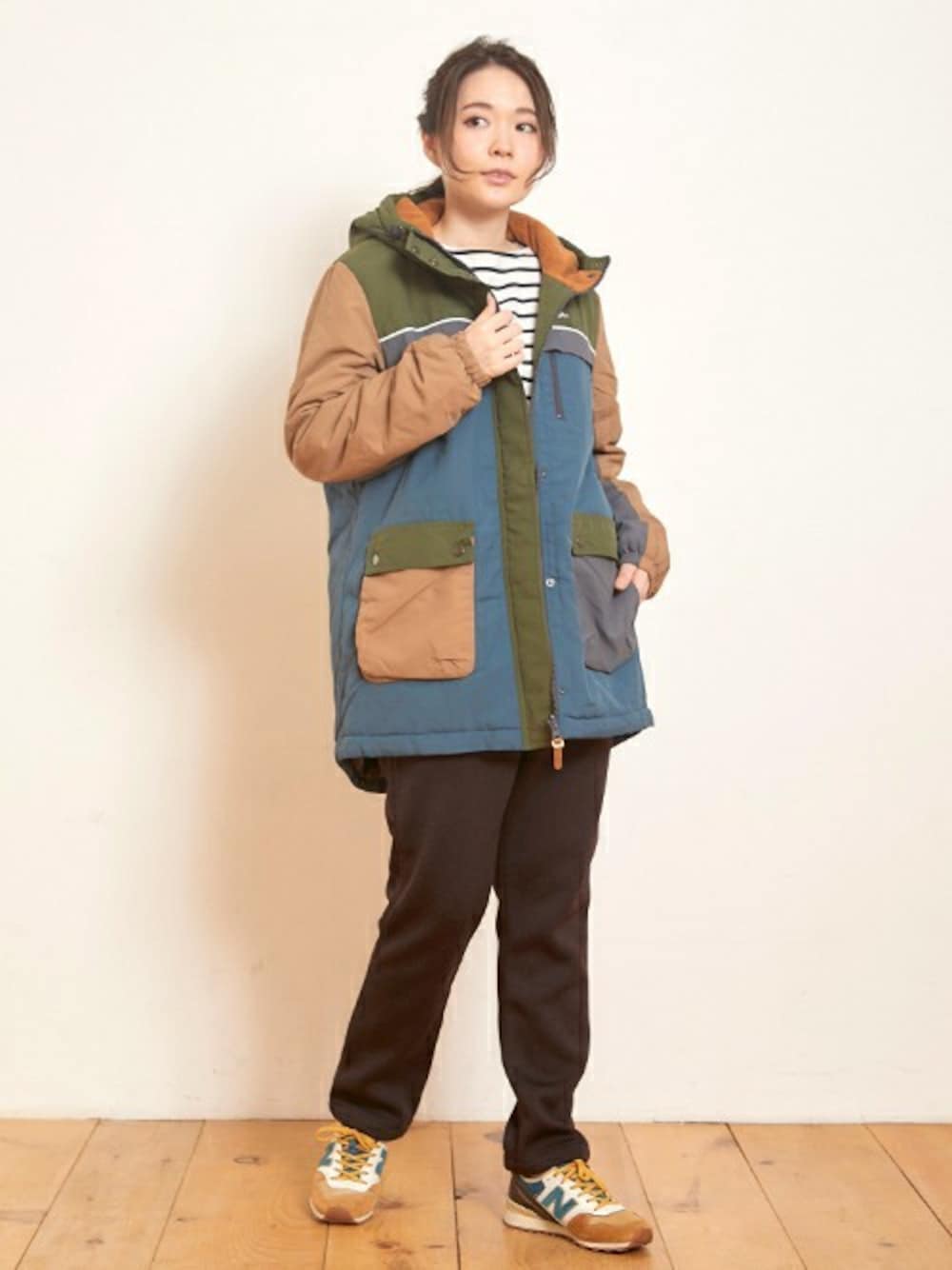 その他のその他アウター、ホワイト系のTシャツ/カットソー、ブラウン系のその他パンツを着用したレディースの冬コーディネートの1枚目の写真