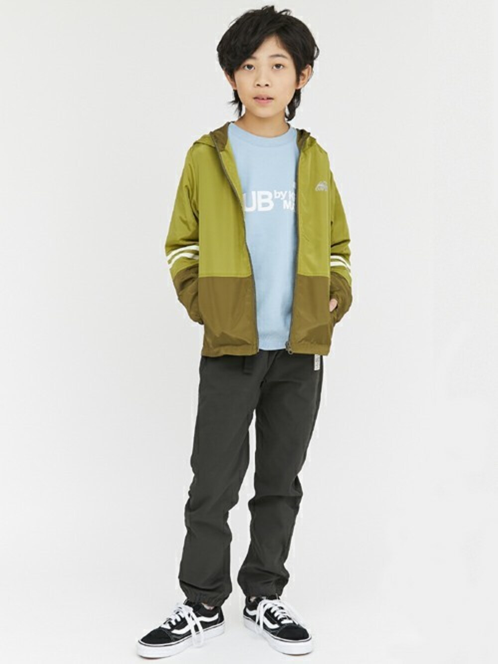 「スニーカー、VANS、kids、レトロ、キッズコーデ、春カラー、春コーデ、サックスブルー、小学生、KRIFF MAYER」｜「CUB by KRIFF MAYERのジョグジャケット（ナイロンジャケット、グリーン系）」を使った、KRIFF MAYERさん（キッズ・141cm）の春コーディネートの1枚目の写真