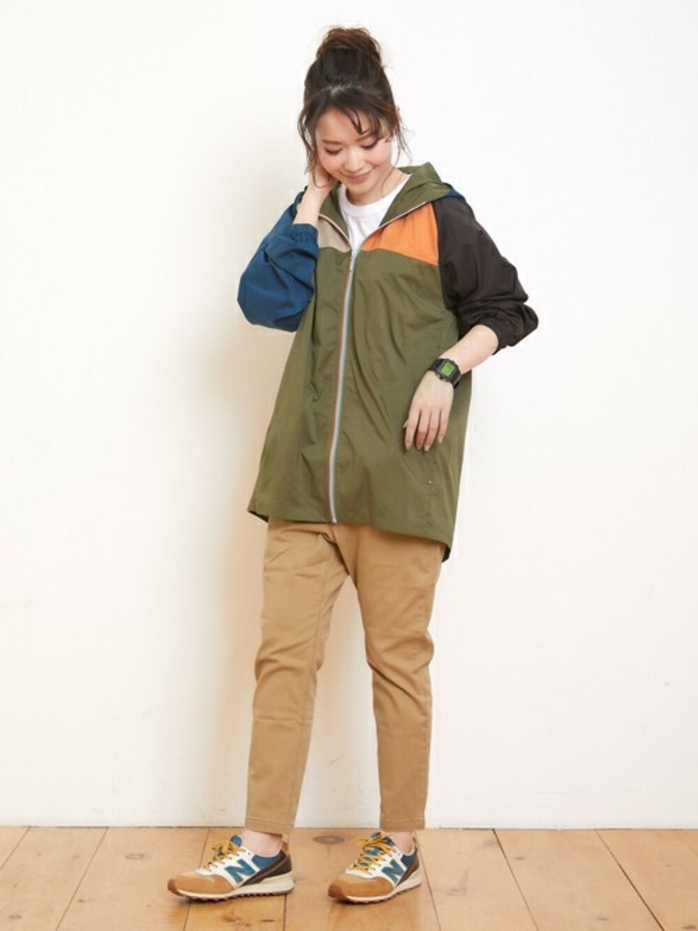 その他のナイロンジャケット、ベージュ系のその他パンツを着用したレディースの春コーディネートの1枚目の写真