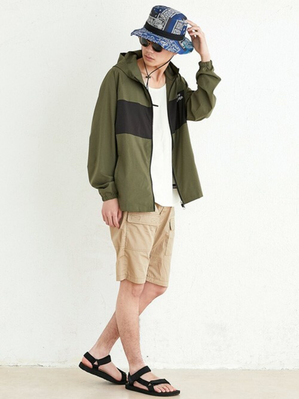 グリーン系のパーカー、ホワイト系のタンクトップ、ベージュ系のその他パンツを着用したメンズの春コーディネートの1枚目の写真