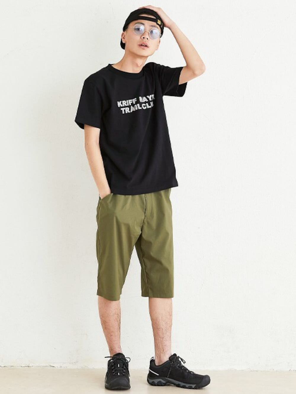 ブラック系のTシャツ/カットソー、グリーン系のその他パンツを着用したメンズの夏コーディネートの1枚目の写真