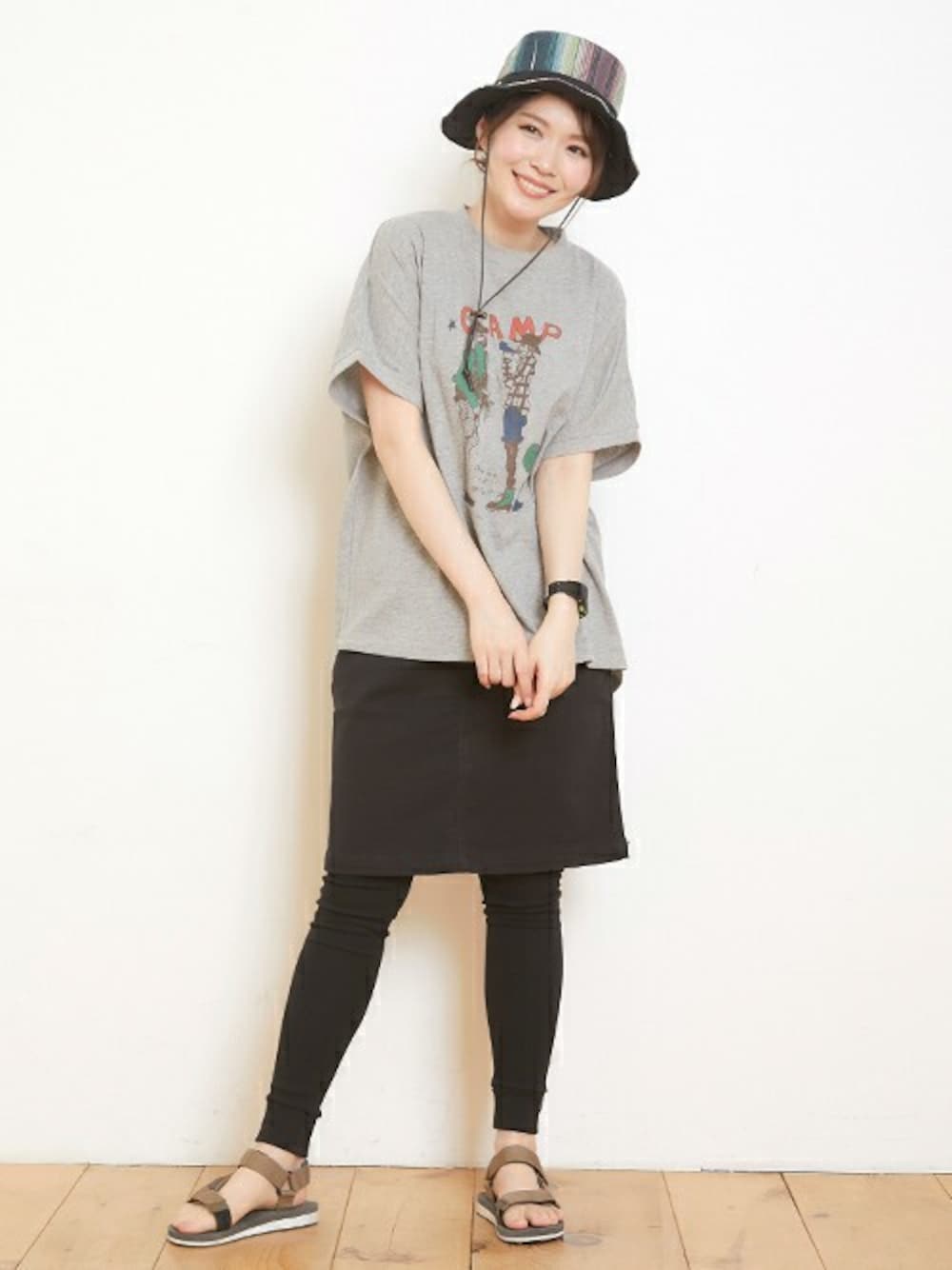 グレー系のTシャツ/カットソー、ブラック系のスカート、ブラック系のレギンス/スパッツを着用したレディースの夏コーディネートの1枚目の写真