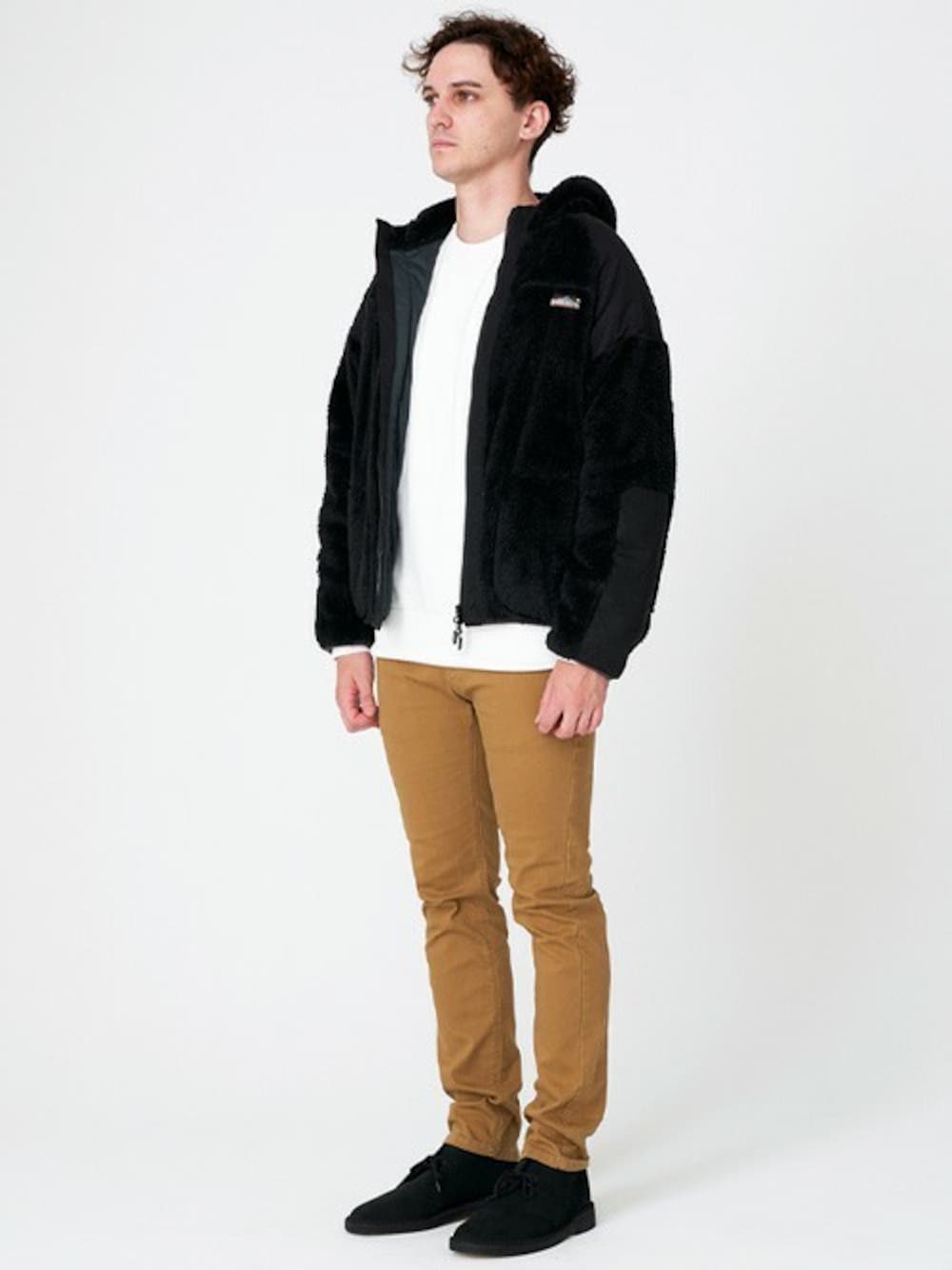 ブラック系のその他アウター、ホワイト系のスウェット、ベージュ系のチノパンツを着用したメンズの秋コーディネートの1枚目の写真