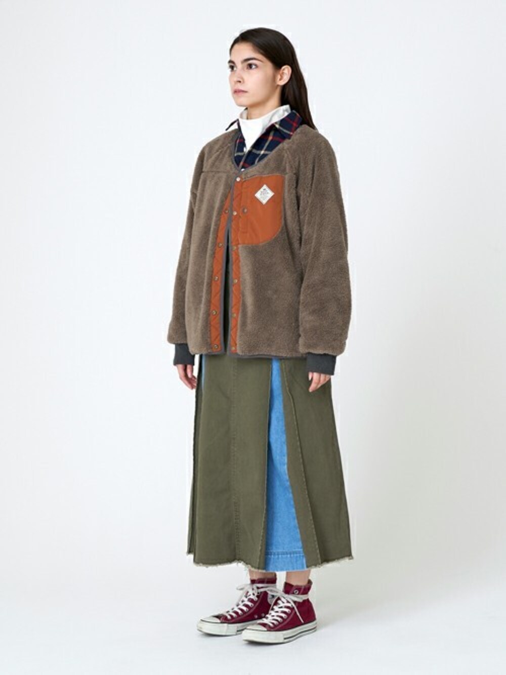 オレンジ系のノーカラージャケット、ホワイト系のTシャツ/カットソー、ブルー系のシャツ/ブラウスを着用したレディースの冬コーディネートの1枚目の写真