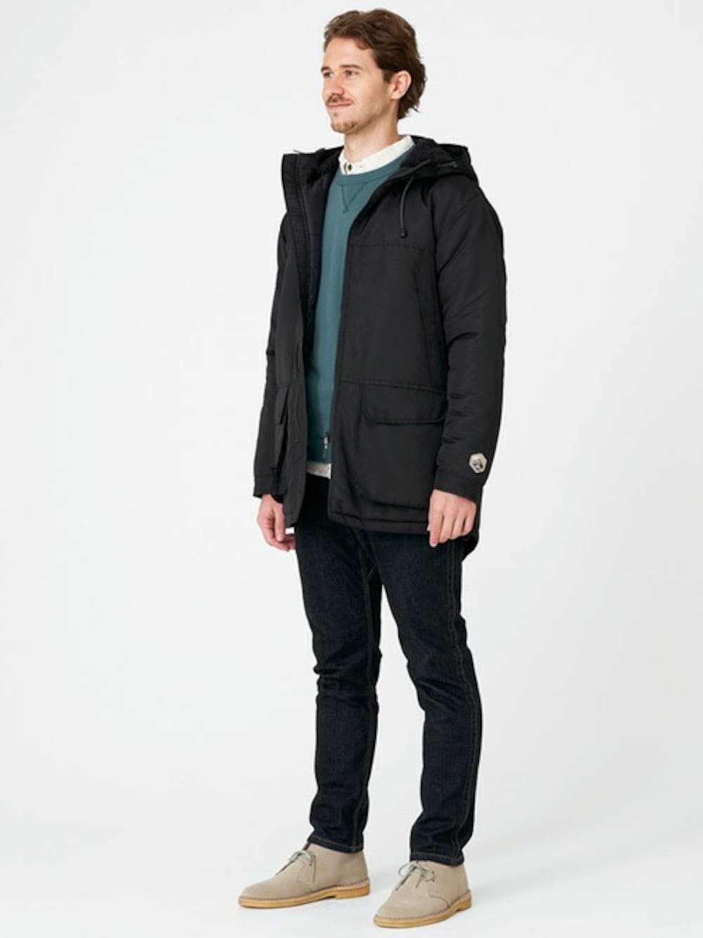 ブラック系のその他アウター、グリーン系のスウェット、ホワイト系のシャツ/ブラウスを着用したメンズの冬コーディネートの1枚目の写真