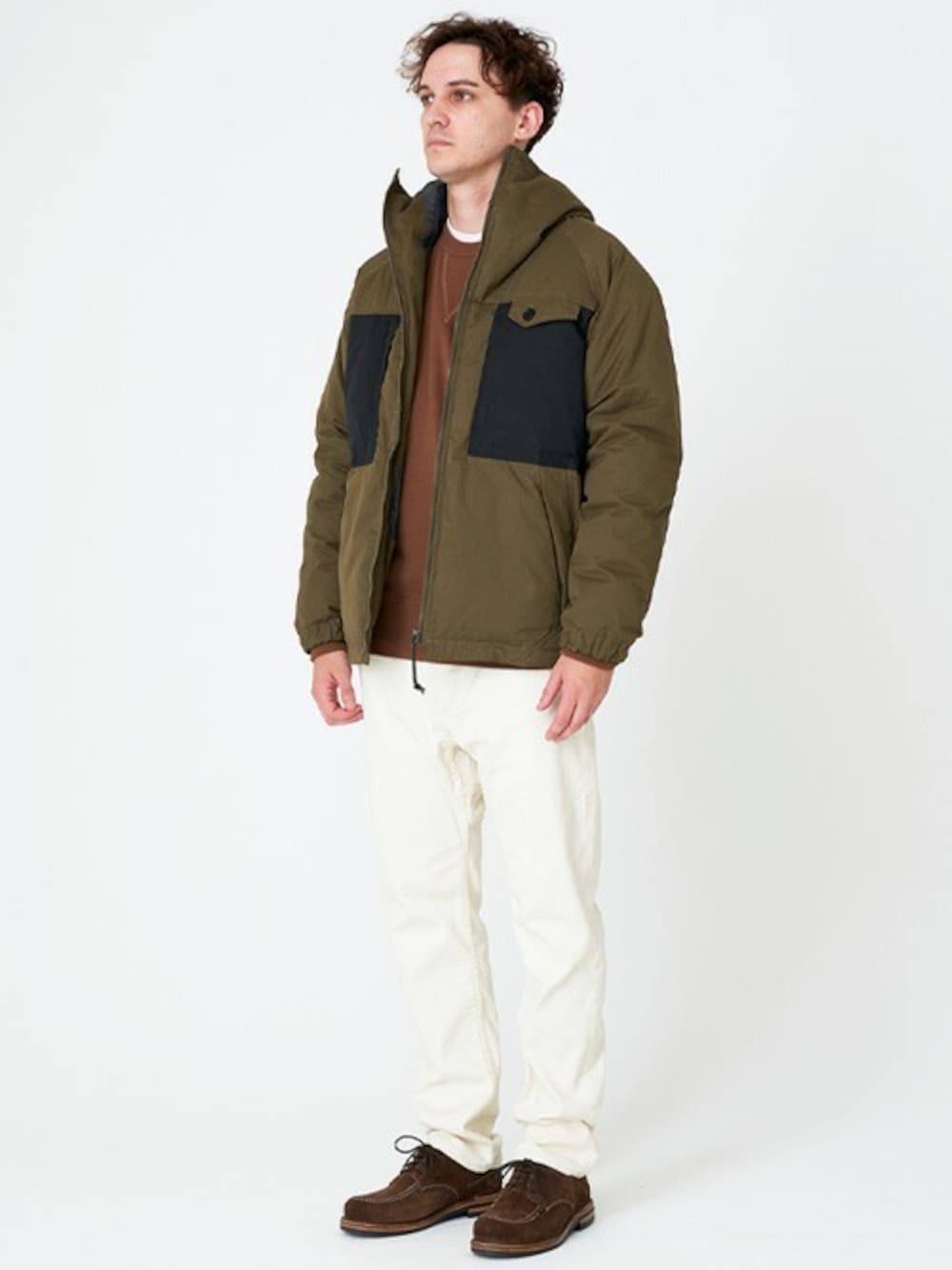 ブラウン系のその他アウター、ブラウン系のスウェット、ホワイト系のその他パンツを着用したメンズの冬コーディネートの1枚目の写真