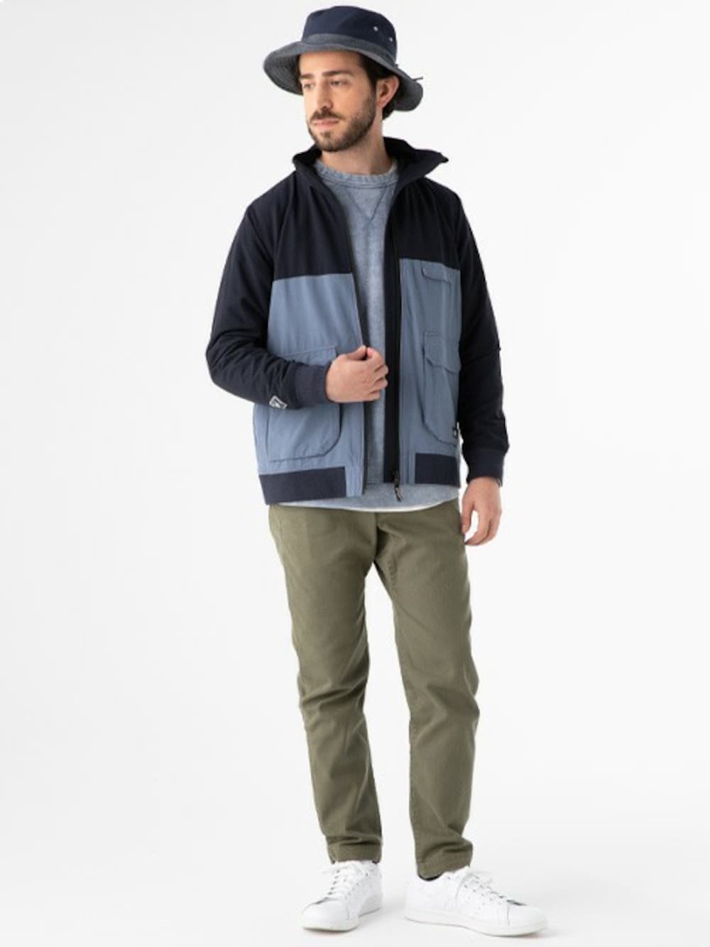 ブルー系のその他アウター、ブルー系のアンサンブル、グリーン系のその他パンツを着用したメンズの春コーディネートの1枚目の写真