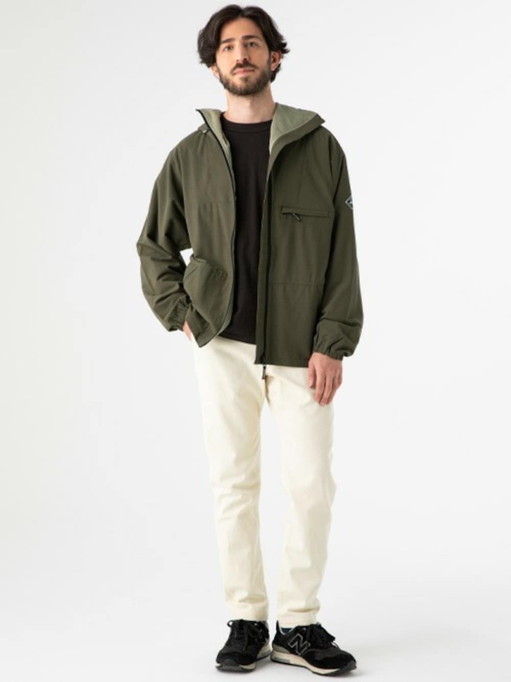 グリーン系のマウンテンパーカー、グレー系のTシャツ/カットソー、ホワイト系のその他パンツを着用したメンズの春コーディネートの1枚目の写真