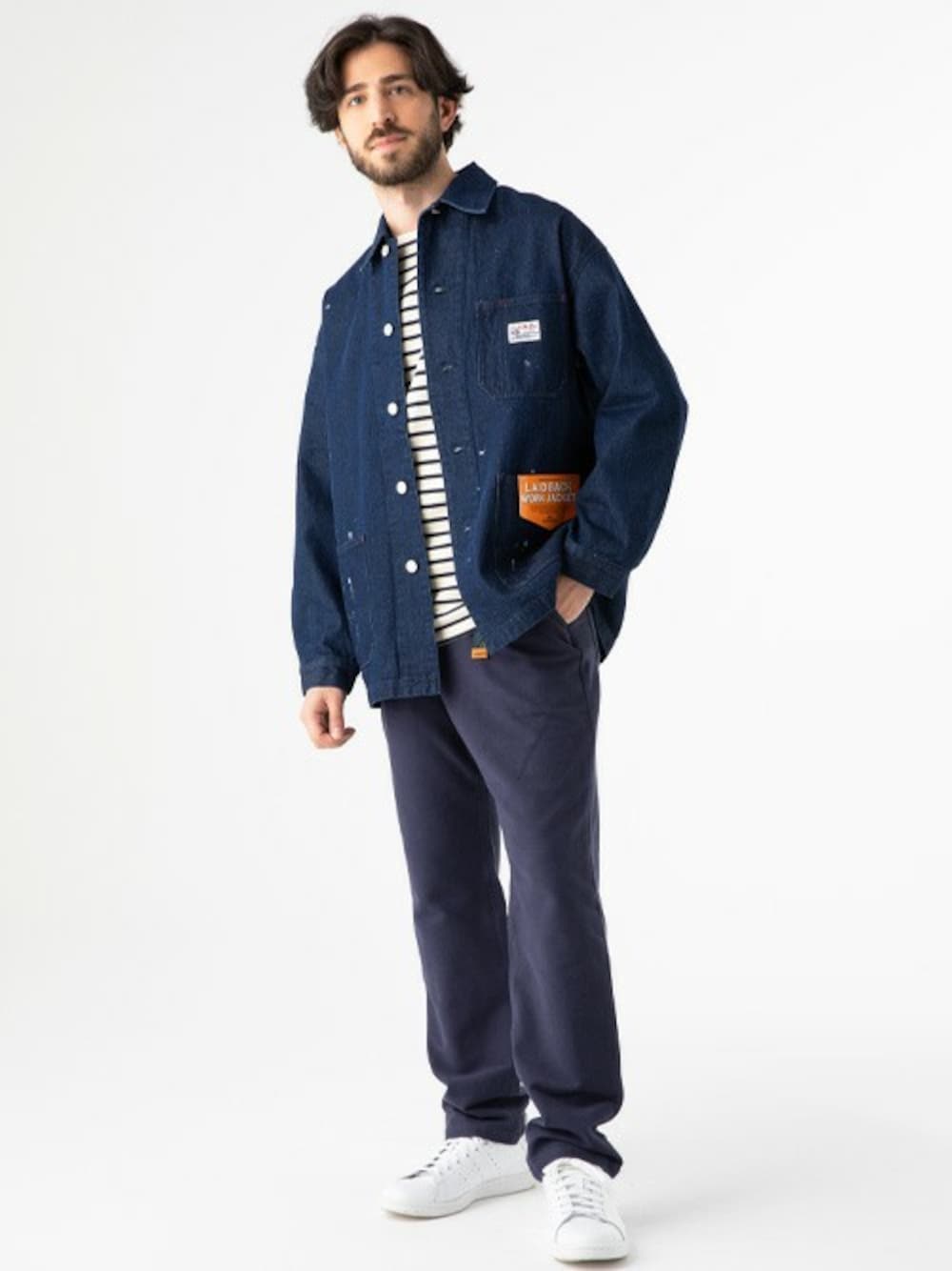 ブルー系のデニムジャケット、ベージュ系のTシャツ/カットソー、ブルー系のその他パンツを着用したメンズの春コーディネートの1枚目の写真