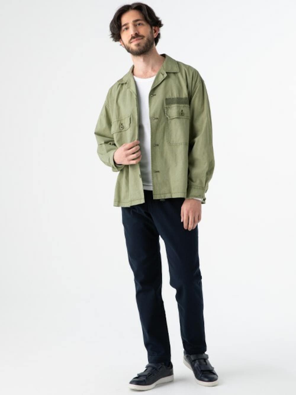 グリーン系のシャツ/ブラウス、ベージュ系のTシャツ/カットソー、ブラック系のその他パンツを着用したメンズの春コーディネートの1枚目の写真