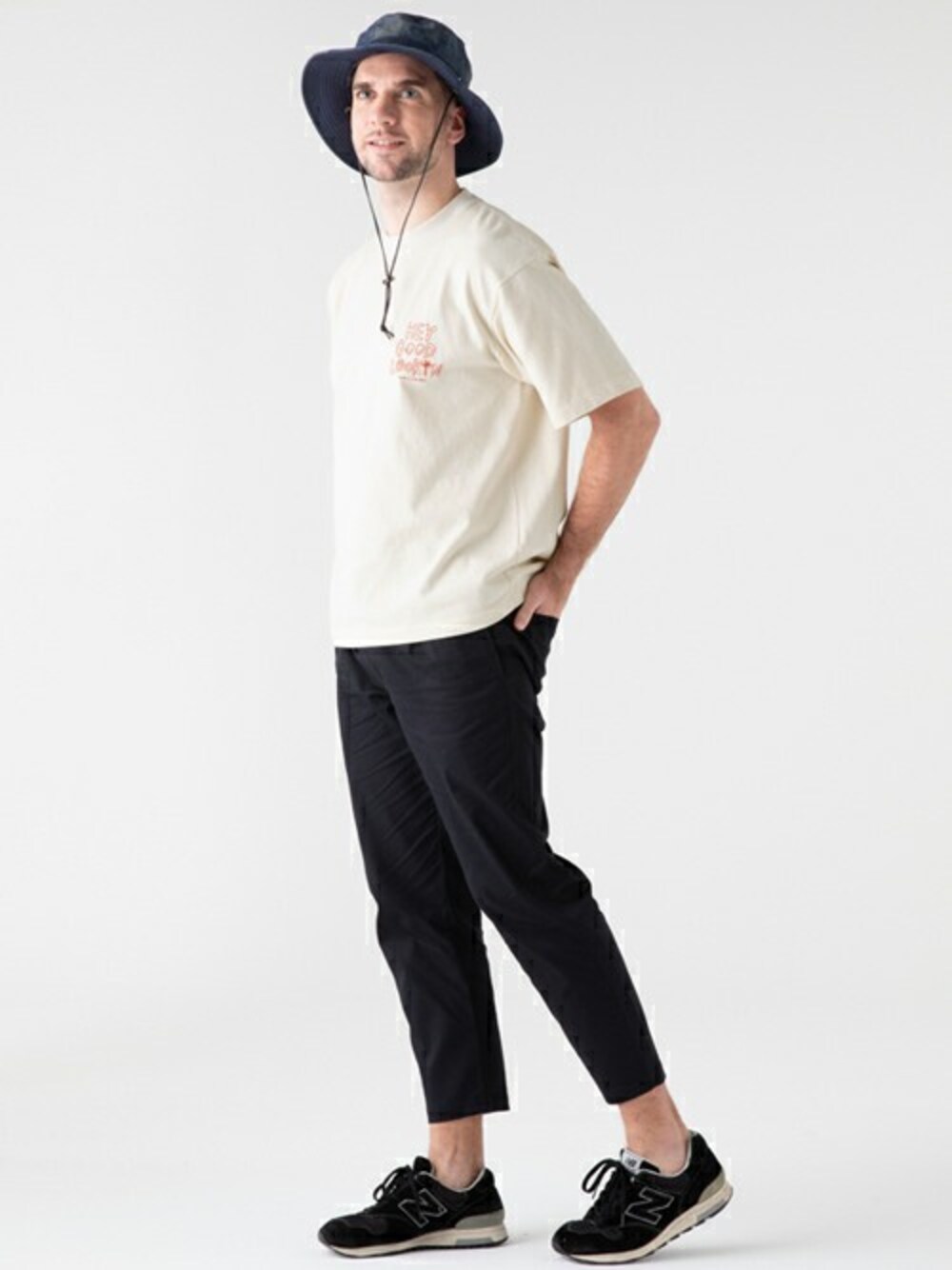 ホワイト系のTシャツ/カットソー、ブルー系のその他パンツを着用したメンズの夏コーディネートの1枚目の写真