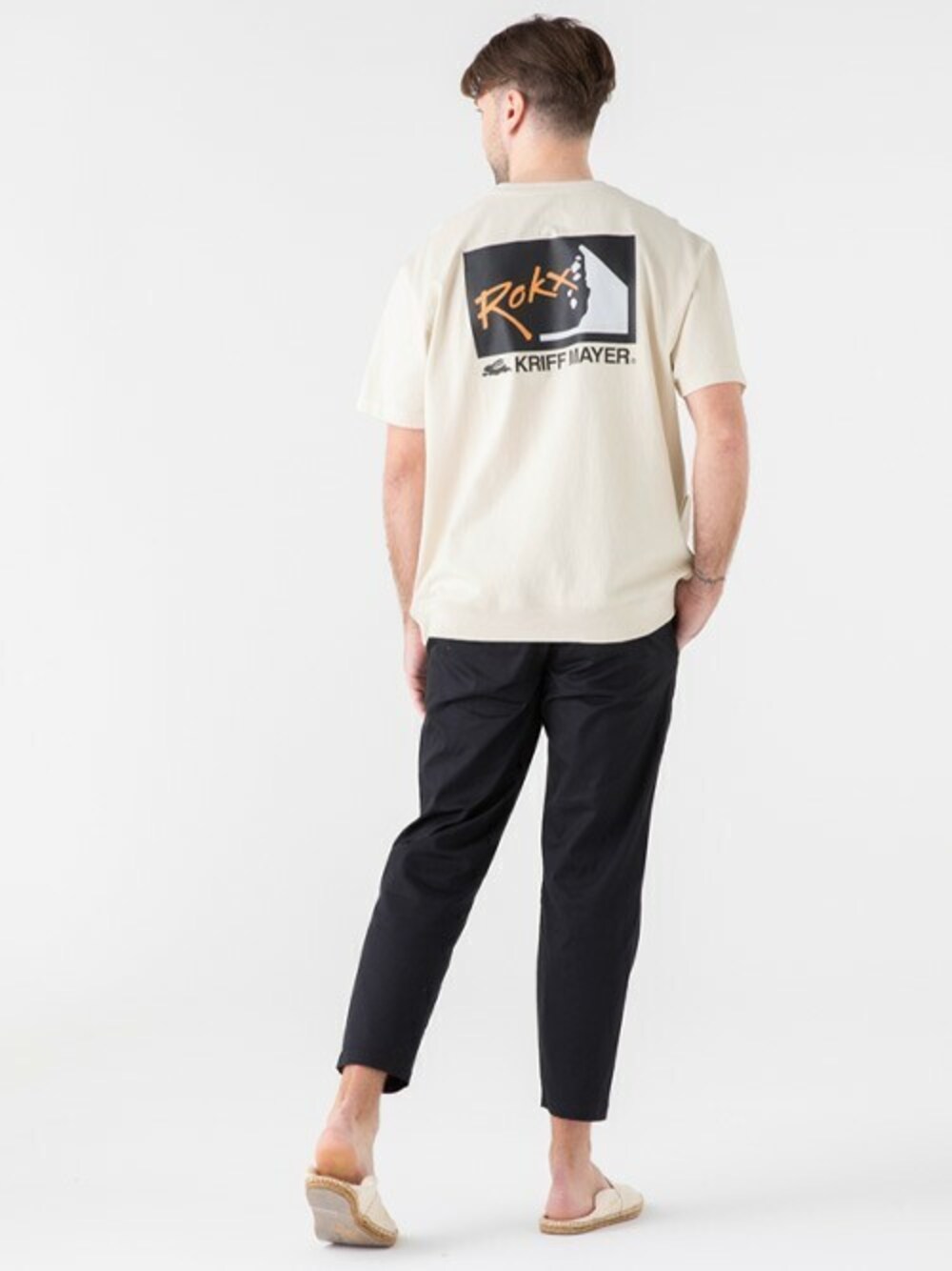 ホワイト系のTシャツ/カットソー、ブラック系のその他パンツを着用したメンズの夏コーディネートの1枚目の写真