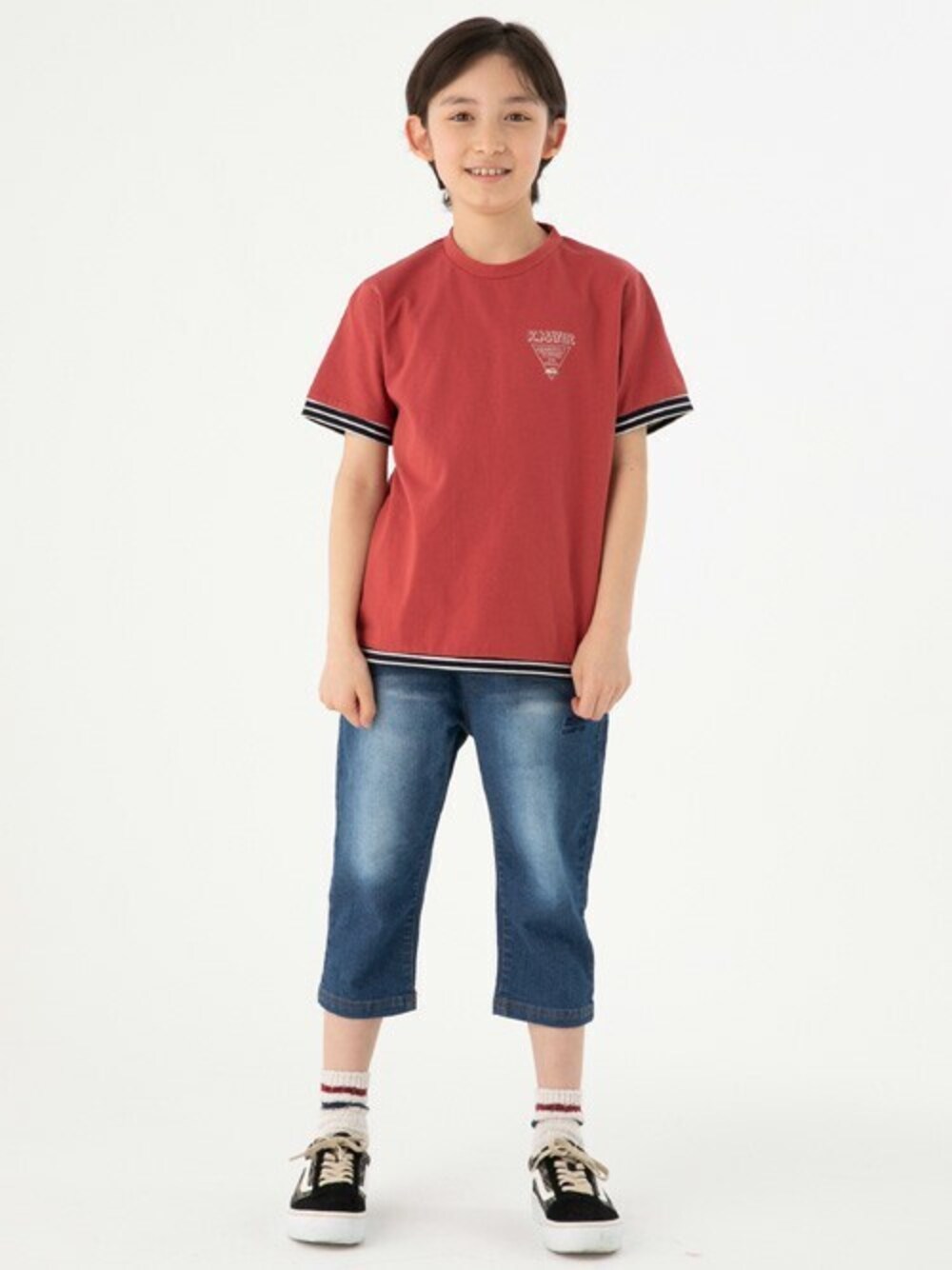レッド系のTシャツ/カットソー、ブルー系のデニムパンツを着用したキッズの夏コーディネートの1枚目の写真