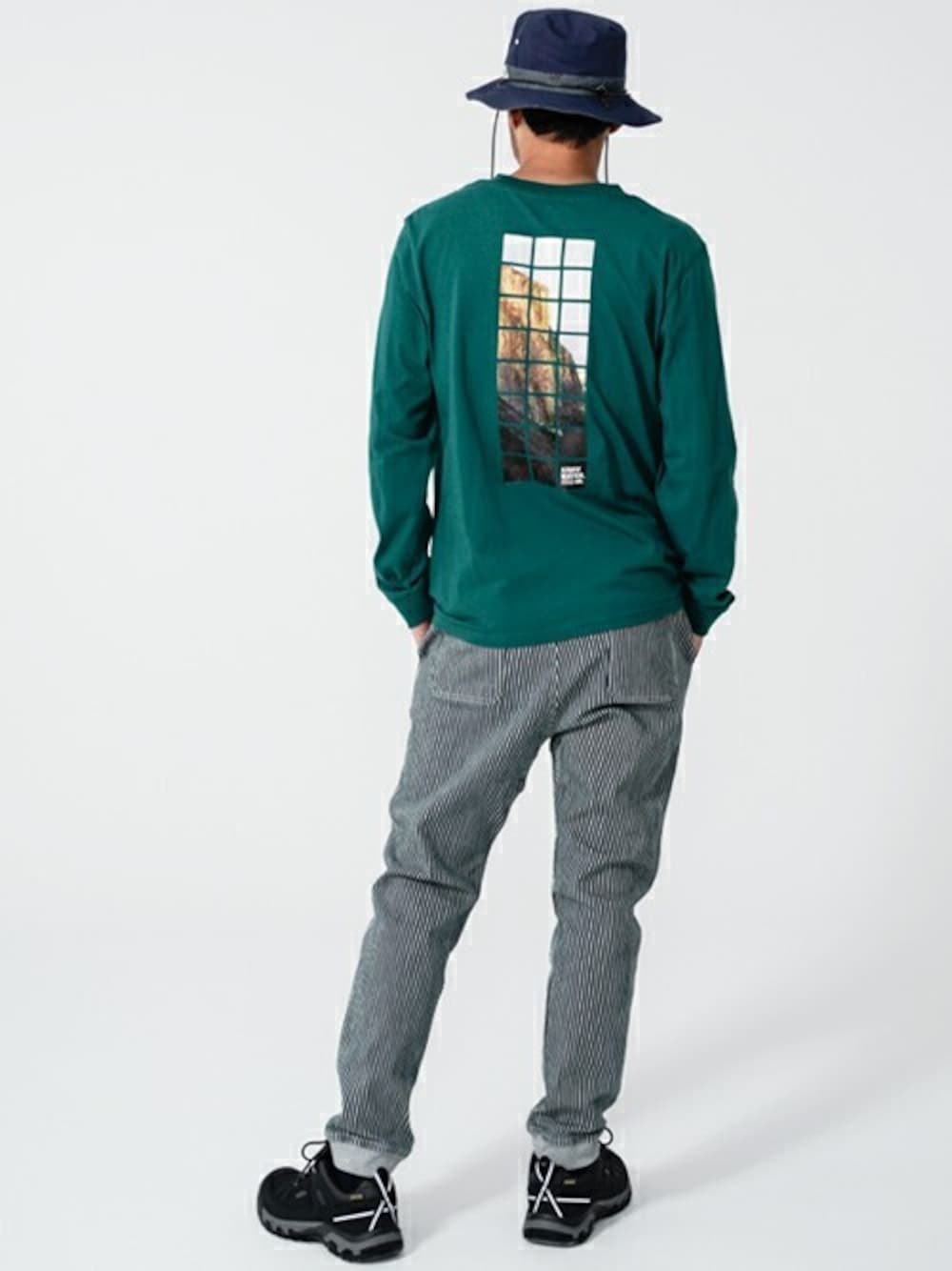 グリーン系のTシャツ/カットソー、ブルー系のその他パンツを着用したメンズの秋コーディネートの1枚目の写真