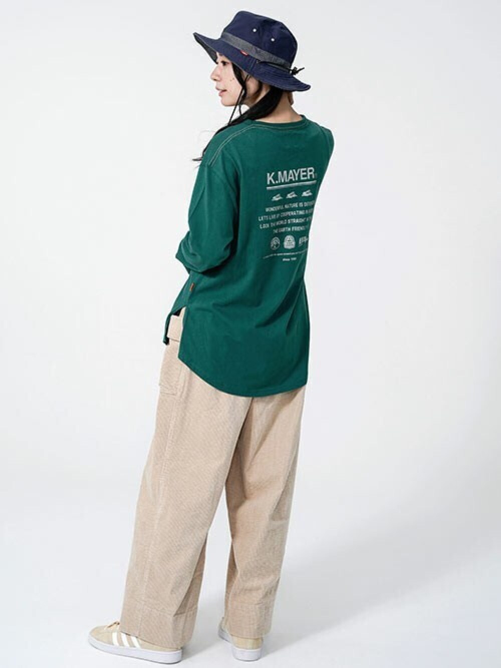 「グリーン、アウトドアスタイル、秋のコーデ、コーデュロイパンツ、キャンプ、KRIFF MAYER、クリフメイヤー」｜「KRIFF MAYER Lady's Collectionの抗菌裾ラウンドロゴロンT（Tシャツ/カットソー、グリーン系）」を使った、KRIFF MAYERさん（レディース・166cm）の秋コーディネートの1枚目の写真