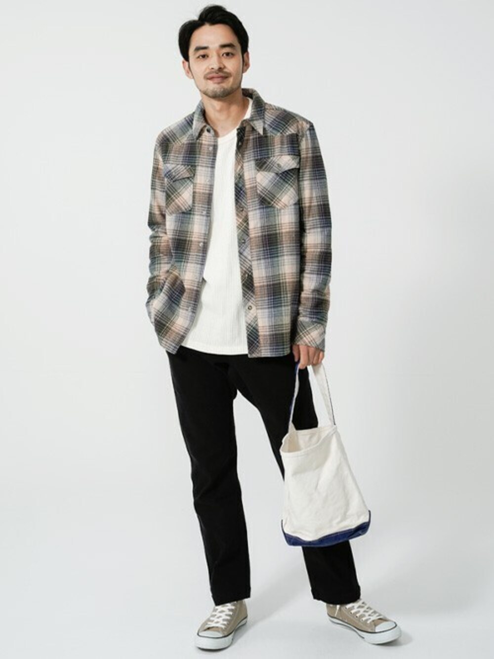 ベージュ系のシャツ/ブラウス、ホワイト系のTシャツ/カットソー、ブラック系のその他パンツを着用したメンズの秋コーディネートの1枚目の写真