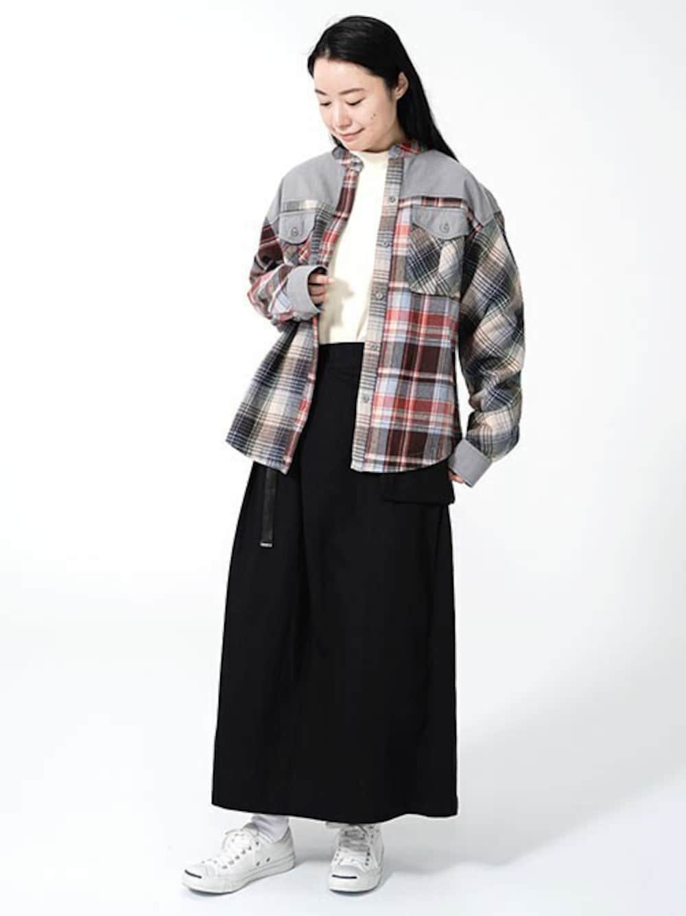 グレー系のシャツ/ブラウス、ブラック系のスカート、ベージュ系のTシャツ/カットソーを着用したレディースの秋コーディネートの1枚目の写真