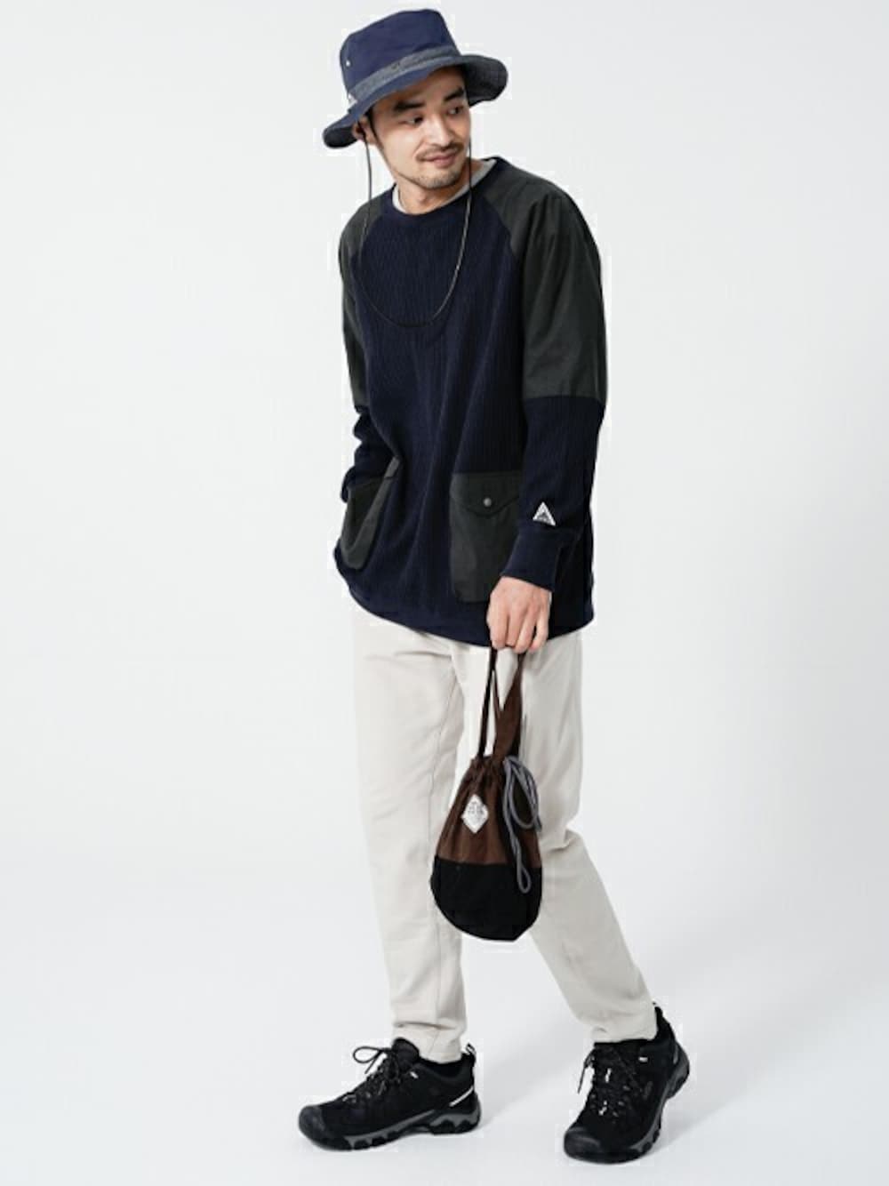ブルー系のTシャツ/カットソー、グレー系のその他パンツを着用したメンズの秋コーディネートの1枚目の写真