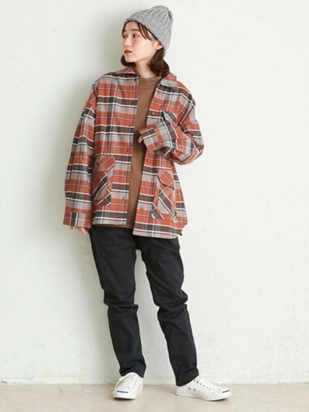 レッド系のシャツ/ブラウス、ブラック系のその他パンツ、ベージュ系のTシャツ/カットソーを着用したレディースの秋コーディネートの1枚目の写真