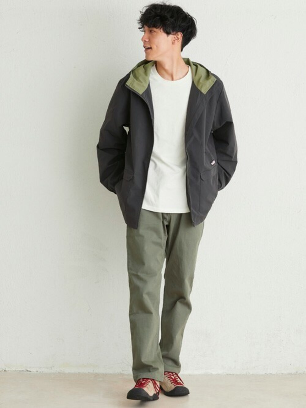 ブラック系のマウンテンパーカー、ホワイト系のTシャツ/カットソー、グリーン系のその他パンツを着用したメンズの秋コーディネートの1枚目の写真