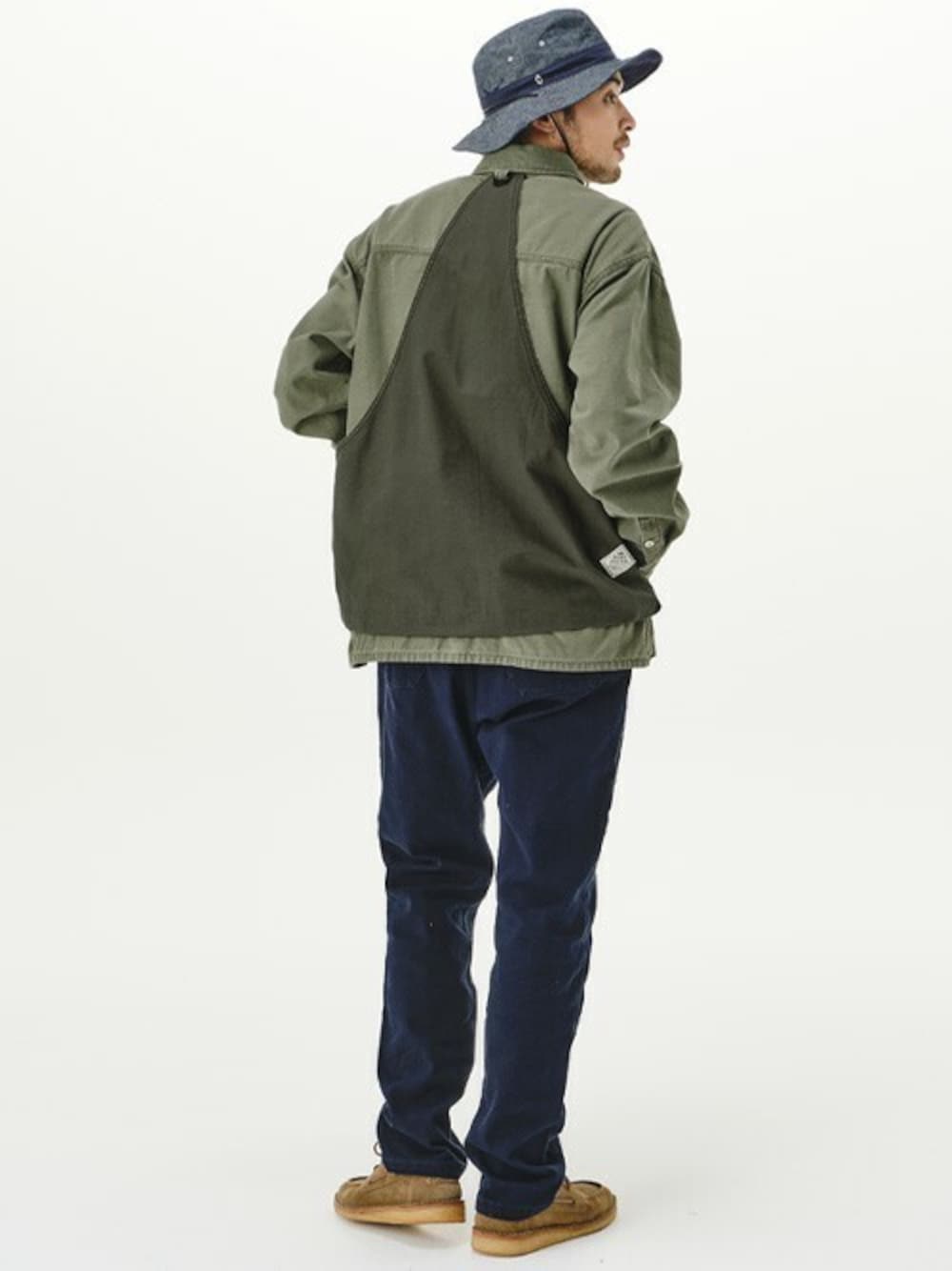 グリーン系のシャツ/ブラウス、ブルー系のその他パンツを着用したメンズの秋コーディネートの1枚目の写真