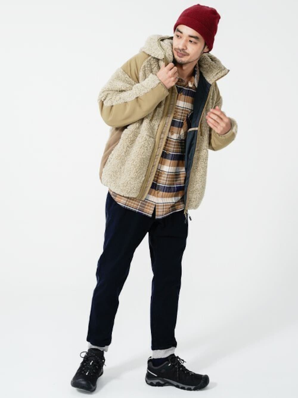 ベージュ系のその他アウター、ブラウン系のシャツ/ブラウス、ブルー系のその他パンツを着用したメンズの冬コーディネートの1枚目の写真