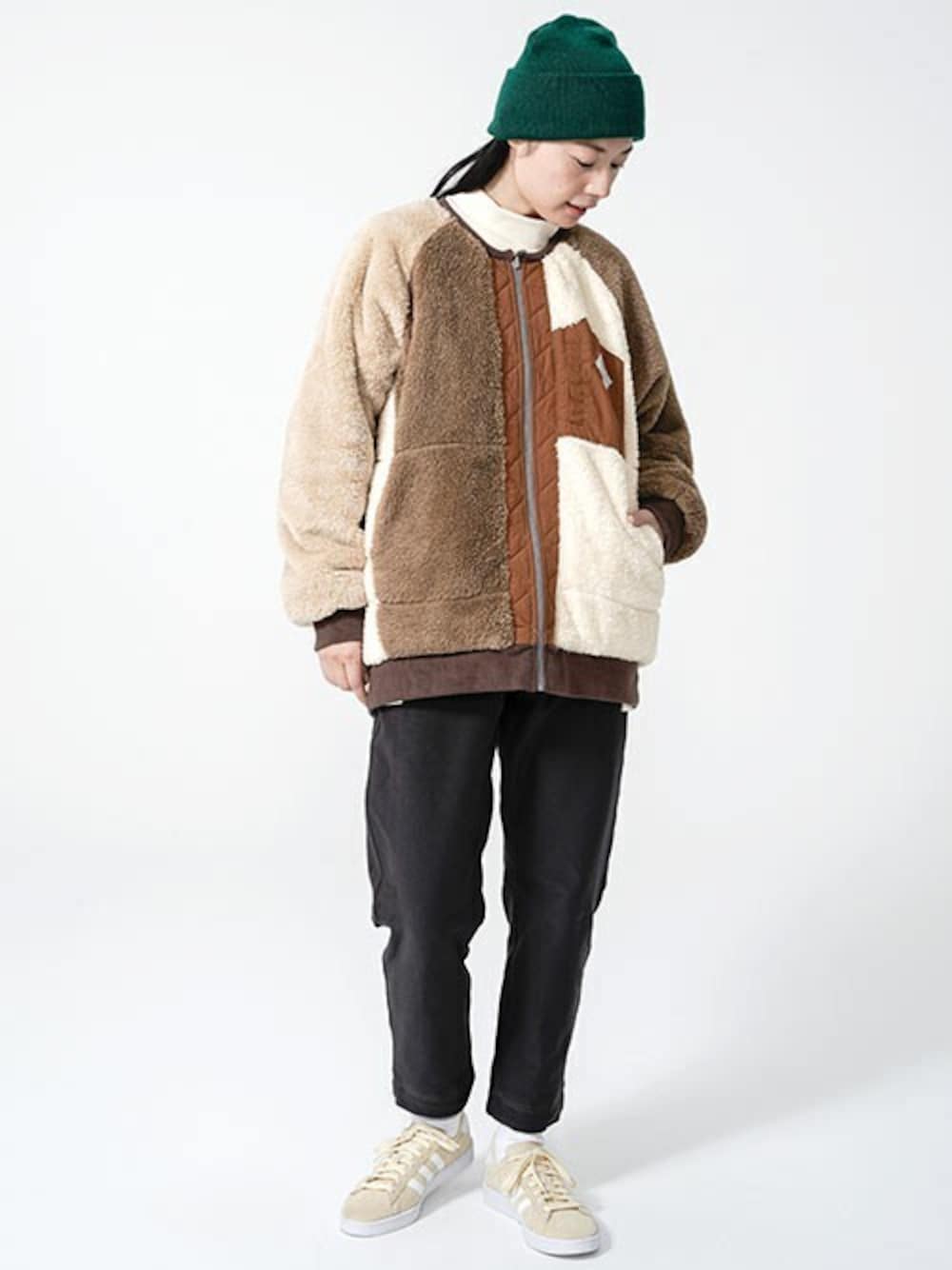 ベージュ系のノーカラージャケット、ベージュ系のTシャツ/カットソー、ブルー系のその他パンツを着用したレディースの冬コーディネートの1枚目の写真