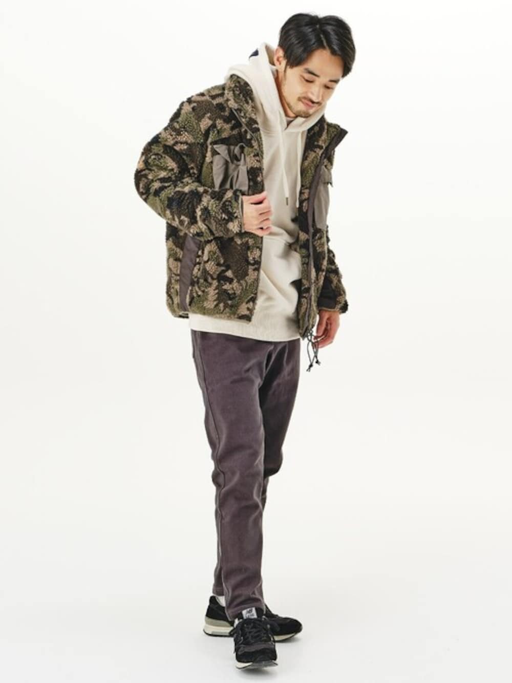 グリーン系のブルゾン、ベージュ系のパーカー、グレー系のその他パンツを着用したメンズの冬コーディネートの1枚目の写真