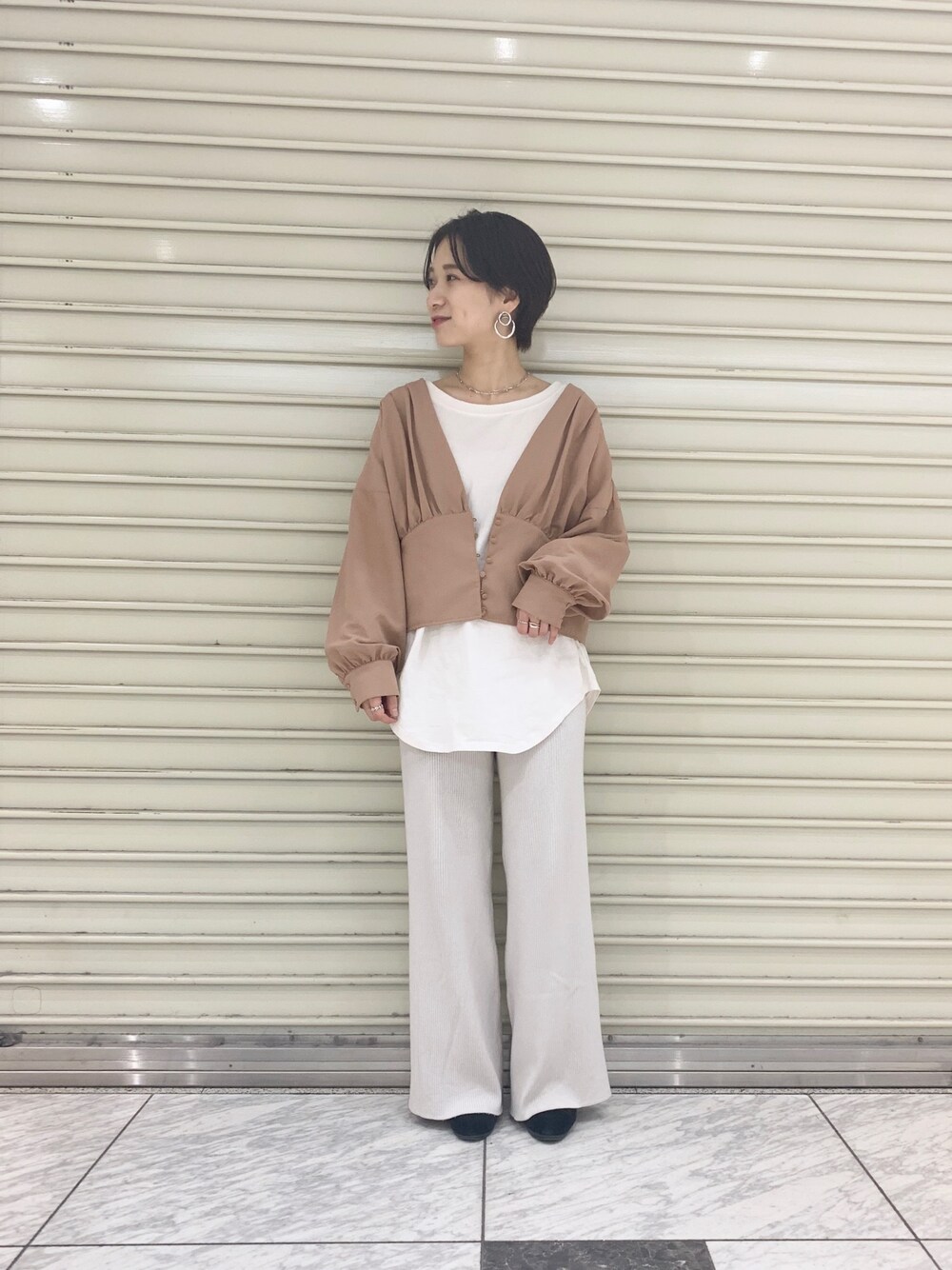「mystic、低身長、春コーデ、ブラウス、ショートヘア、リブパンツ、レイヤードスタイル、ロンT、リブニットパンツ」｜「mysticの前釦ギャザーシャツ（シャツ/ブラウス、イエロー系）」を使った、okada sakiさん（レディース・150cm）の春コーディネートの1枚目の写真