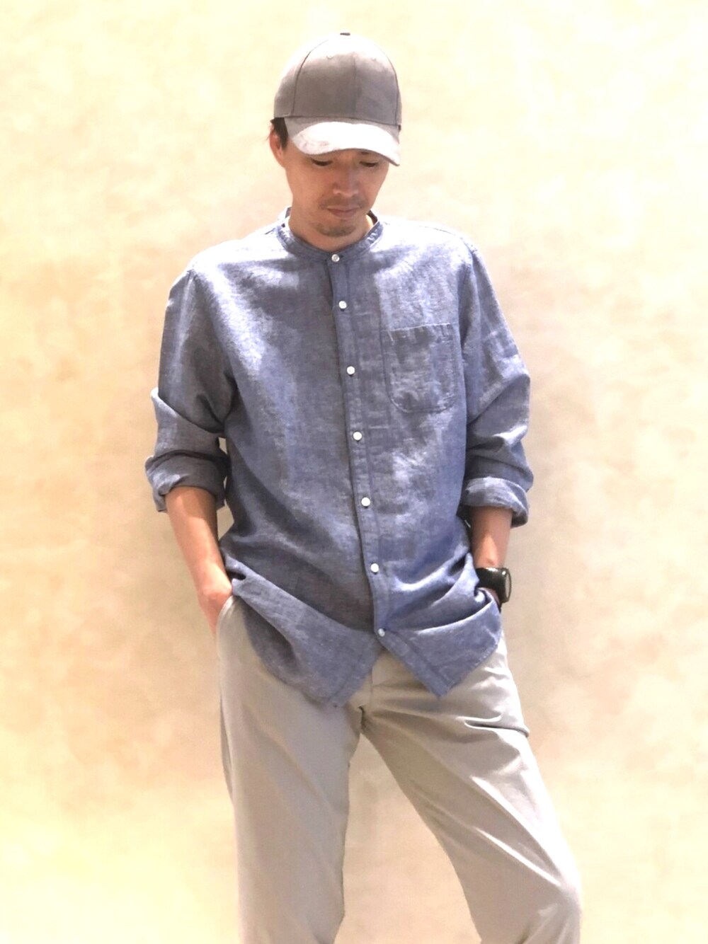 グレー系のその他パンツ、ホワイト系のTシャツ/カットソー、ブルー系のシャツ/ブラウスを着用したメンズの春コーディネートの1枚目の写真