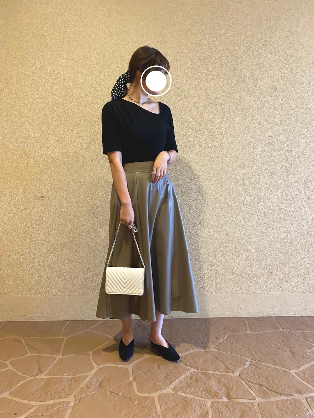 「秋のコーデ、オトナカジュアル、きれいめカジュアル、オトナ女子、今日のコーデ、ootd、プチプラコーデ、レザースカート、レザー、秋色」｜「prose verseのエコレザーAラインスカート（スカート、グレー系）」を使った、Tsudaさん（レディース・167cm）の秋コーディネートの1枚目の写真