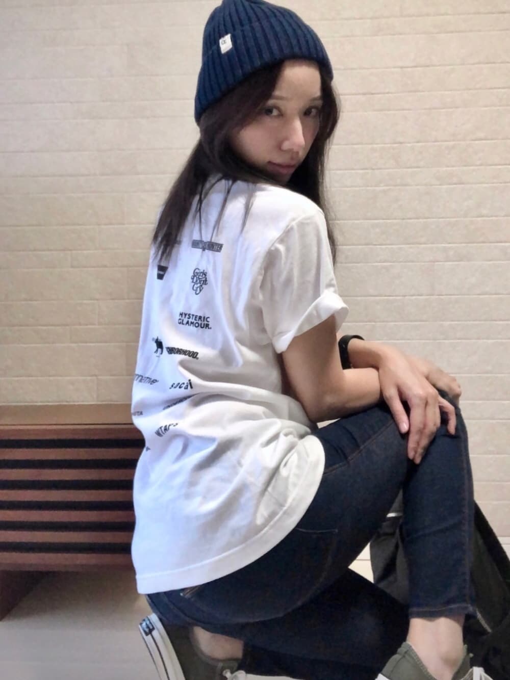 ホワイト系のTシャツ/カットソー、ブルー系のデニムパンツ、ホワイト系のTシャツ/カットソーを着用したレディースの夏コーディネートの1枚目の写真