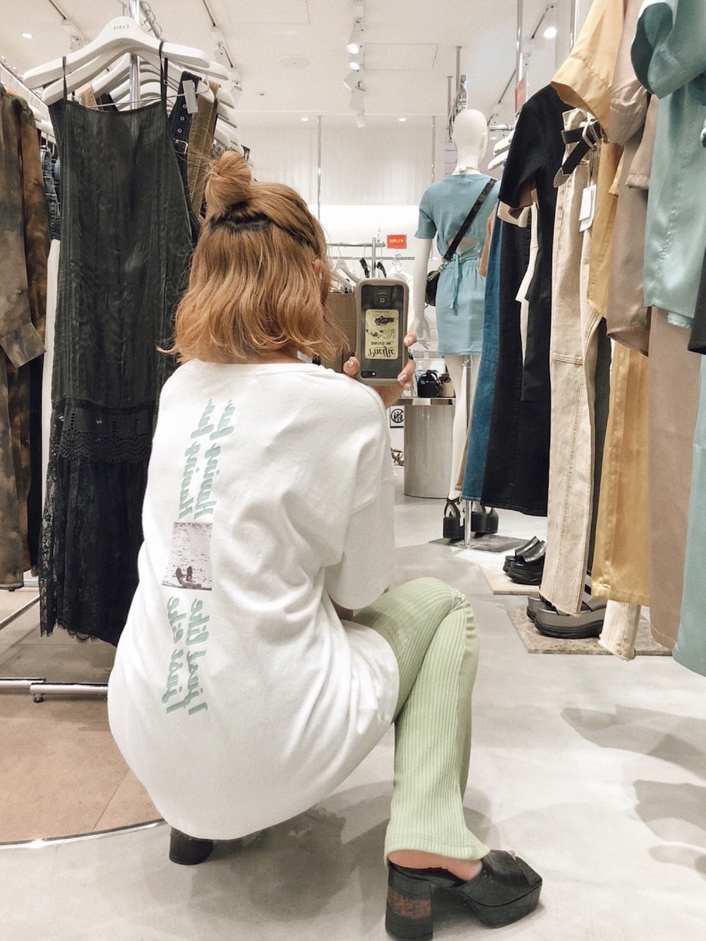 「楽チンコーデ、フレアパンツ、リブパンツ、リブレギンス、EVRIS 、ミントグリーン、ライムグリーン、ピスタチオ、オーバーサイズ、夏だ！Tシャツ着よう！」｜「EVRISのHAVING FUN BIG TEE（Tシャツ/カットソー、ホワイト系）」を使った、YUUKA さん（レディース・162cm）の夏コーディネートの1枚目の写真