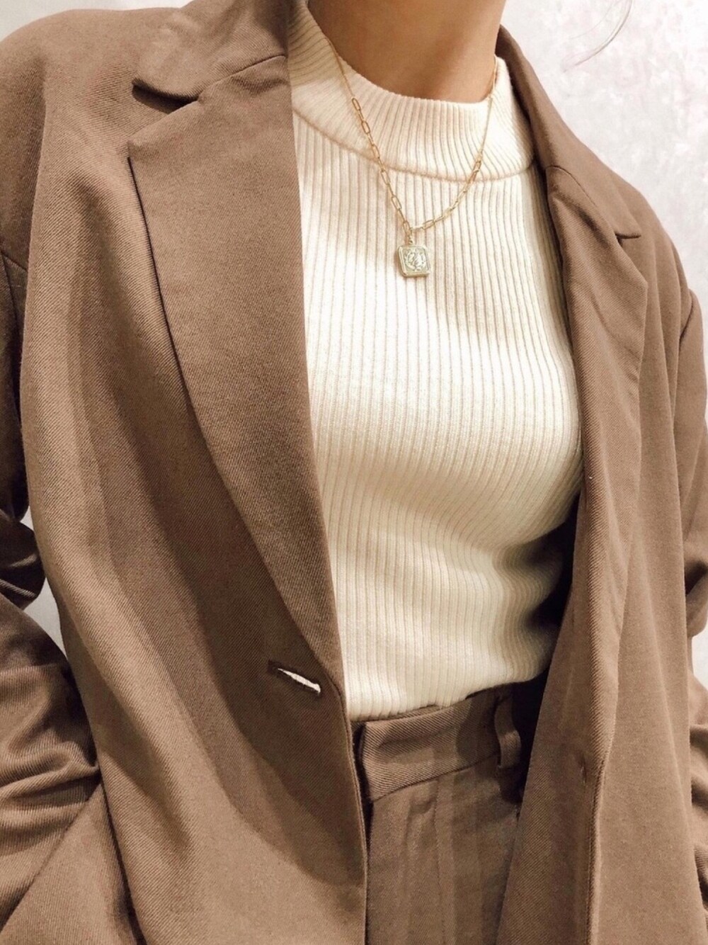 「EVRIS 、コインネックレス、秋のマイ旬スタイル、セットアップ、ブラウンコーデ、お洒落さんとつながりたい、シンプルコーデ、大人コーデ、ハイネックニット、秋のカフェオレコーデ」｜「EVRISのバックルデザインテーラードジャケット（テーラードジャケット、ブラウン系）」を使った、YUUKA さん（レディース・162cm）の秋コーディネートの1枚目の写真