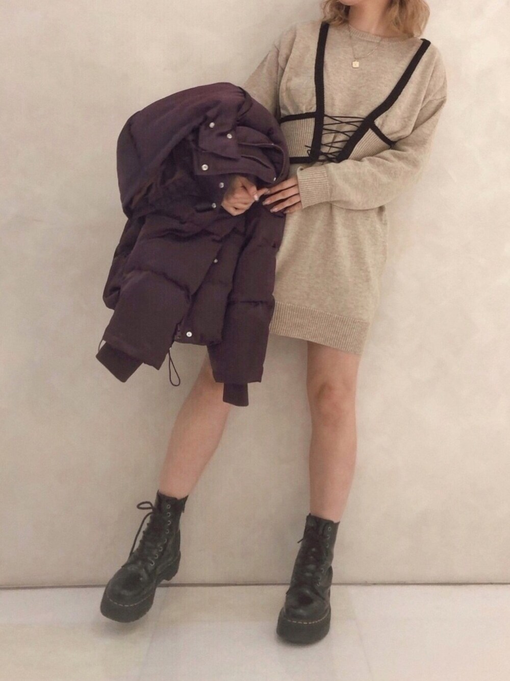 「韓国ファッション、EVRIS 、レイヤードスタイル、レースアップ、ベージュコーデ、Dr.Martens、ダウンジャケット、くすみカラー、ショートブーツ、オトナカジュアル」｜「Dr. Martensのアイテム（シューズ、ブラック系）」を使った、YUUKA さん（レディース・162cm）の秋コーディネートの1枚目の写真