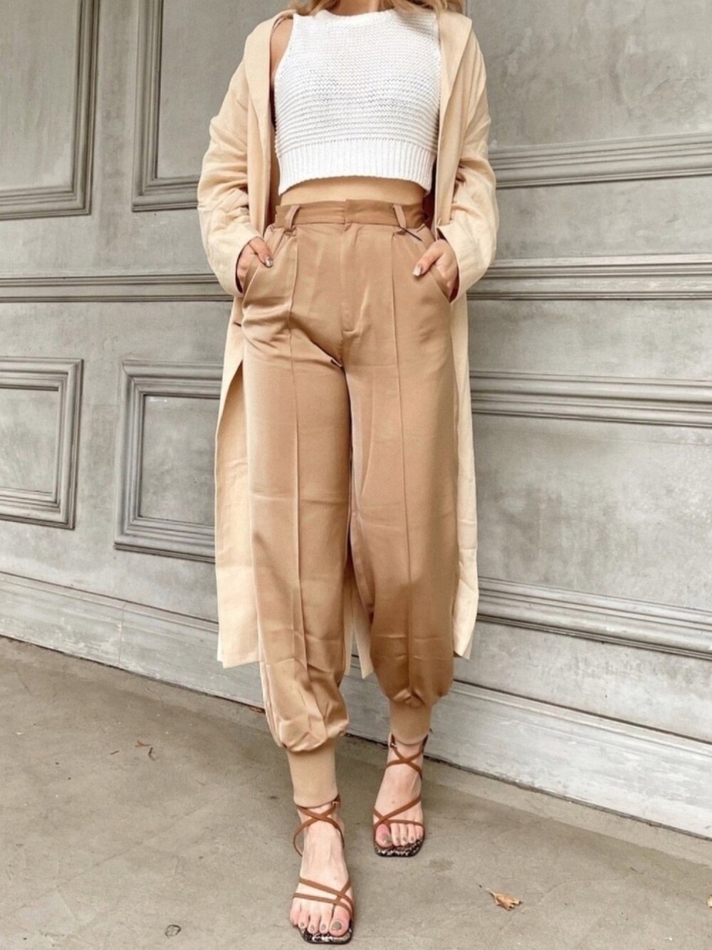 「ベージュコーデ、サテンパンツ、スウェットパンツ、EVRIS、リネンコート、ニットタンク、メッシュニット、クリアサンダル、休日コーデ、ゆるコーデ」｜「EVRISのボリュームシルエットパンツ（その他パンツ、ベージュ系）」を使った、YUUKA さん（レディース・162cm）の春コーディネートの1枚目の写真